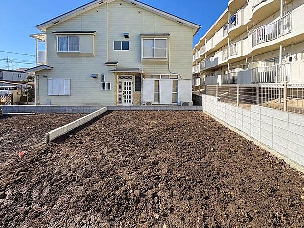 【外観】南道路につき、陽当たり良好な土地に佇む全2棟。完成までの間、近隣のモデルハウスをご見学いただけます。