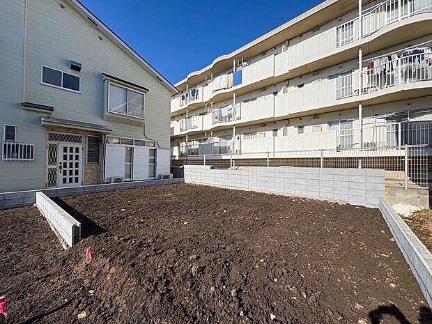 【外観】南道路につき、陽当たり良好な土地に佇む全2棟。完成までの間、近隣のモデルハウスをご見学いただけます。