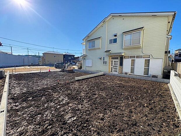 【外観】南道路につき、陽当たり良好な土地に佇む全2棟。完成までの間、近隣のモデルハウスをご見学いただけます。