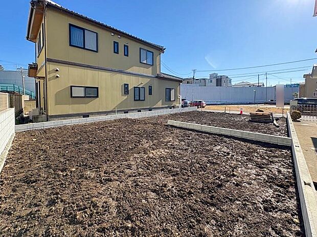 【外観】南道路につき、陽当たり良好な土地に佇む全2棟。完成までの間、近隣のモデルハウスをご見学いただけます。