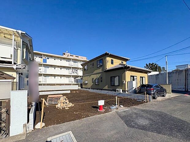 【外観】南道路につき、陽当たり良好な土地に佇む全2棟。完成までの間、近隣のモデルハウスをご見学いただけます。