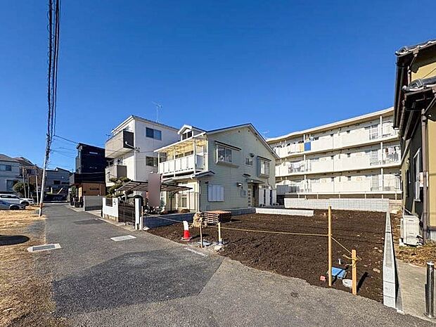 【外観】南道路につき、陽当たり良好な土地に佇む全2棟。完成までの間、近隣のモデルハウスをご見学いただけます。