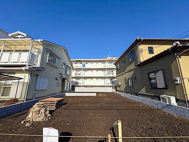 【外観】南道路につき、陽当たり良好な土地に佇む全2棟。完成までの間、近隣のモデルハウスをご見学いただけます。