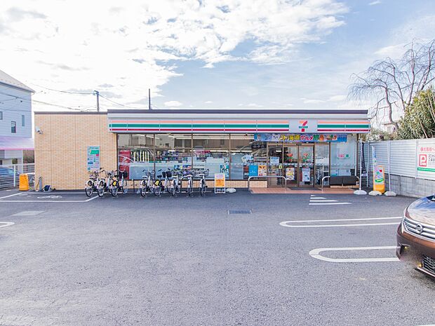 コンビニ 400m セブンイレブンさいたま大戸3丁目店(セブンイレブンは近くて便利を掲げています。近くとは、心の近さ。便利とはモノが期待以上の品質でお客さまに届くこと。セブン銀行など新しいサ…