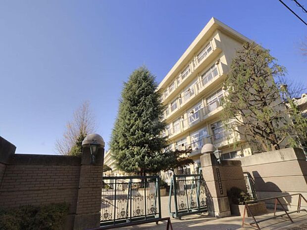 中学校 2000m 常盤中学校(浦和区内は浦和市時代から文教都市として公立校の学力水準が高いことが知られ、その一角を担うのが常盤中学校である。特別支援学級を含め27学級の大規模校でもある。)…