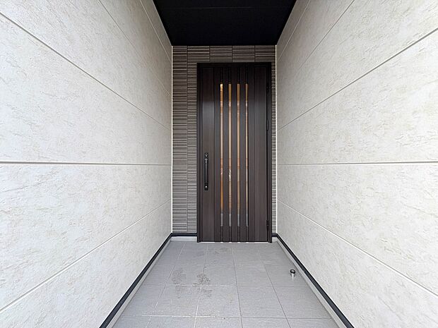 2号棟【玄関】家の顔となる玄関は、高いデザイン性が求められます。高級感と断熱性、防犯性に優れた玄関ドアを標準装備。ピッキング対策のセキュリティサムターン等、防犯に考慮しました。