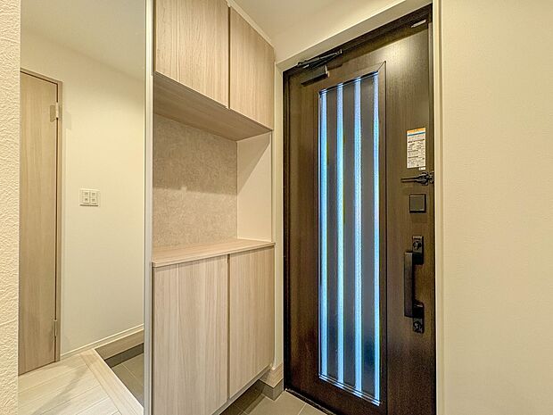 2号棟【玄関】玄関はおうちの顔と言われます。玄関アプローチは、外観デザインの印象を左右します。ご家族の個性を出しながら、素敵な玄関でお客様をお迎えしてください。