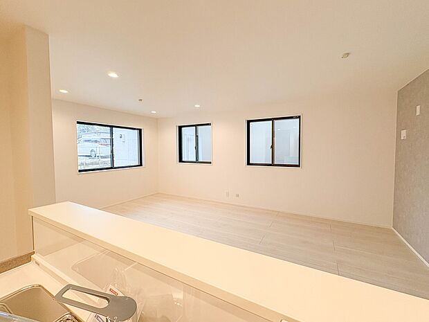 2号棟【キッチン】ナチュラルな自然光の中での調理。会話が弾む対面型キッチン。お洒落な食器類を余裕で収納できるスペース。動きやすい女性目線のキッチン動線。これからはお料理をつくる時間が劇的に変…