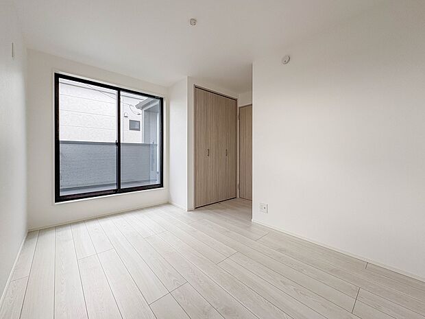 2号棟【洋室6.06帖】シンプルな内装はおしゃれのポイントです。シンプルは華美より飽きがこないからです。色や模様でおしゃれ感をだす。それがシンプルイズビューティーです。