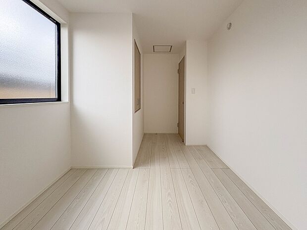 2号棟【洋室5.11帖】お子様のお部屋にぴったりなクロークを備えたフローリング仕様の洋室です。