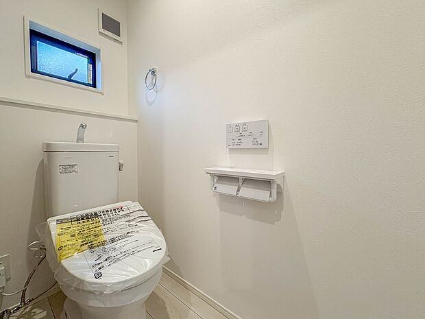 2号棟【トイレ】トイレ・ウォシュレット付。快適で衛生的な洗浄機能付温水シャワートイレです。