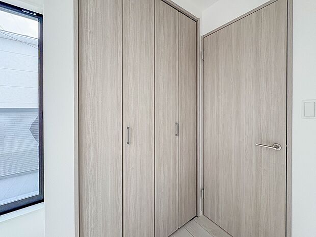 2号棟【収納】壁面クローゼットのメリットは、衣類が横一列に並ぶためひと目で洋服が選びやすいこと。衣類をたくさんお持ちの方も、限られたスペース内に無理なく収納することができます。