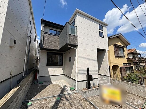 2号棟【現地外観】家族の温かさと陽光の暖かさ、楽しい毎日と明るい未来を予感させる「空間が織り成すひとつ先の住み心地」を演出します。