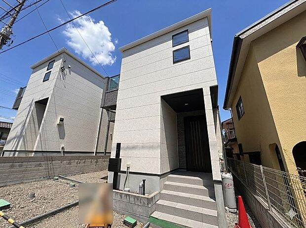 2号棟【現地外観】こちらの物件に少しでもご興味がありましたら、お気軽にお電話下さい。ネット上で「見えない物」「わからない事」でも、実際にご見学いただくことで、手に取るようにおわかりいただける…