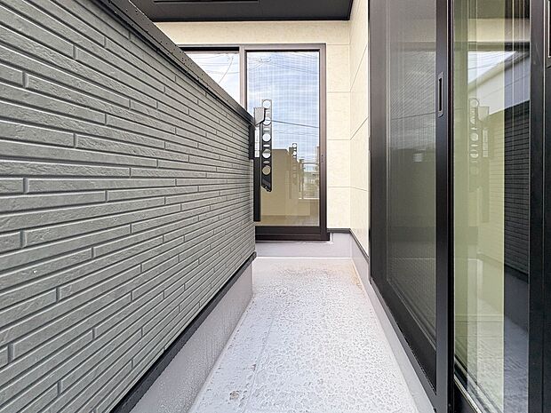 2号棟【バルコニー】  バルコニーから差し込む陽光・通風は、住環境・快適性と共に有り続ける貴重な「財産」です。