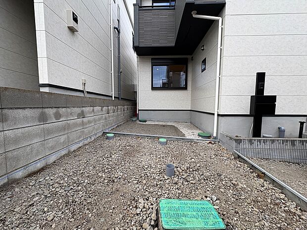 2号棟【駐車場】毎日の生活にマイカーが必須という方は、購入を検討する際、駐車場があることは大事な条件です。毎日の通勤や家族の送迎、買い物やお出かけなどクルマのある暮らしを満喫したい方は要チェ…