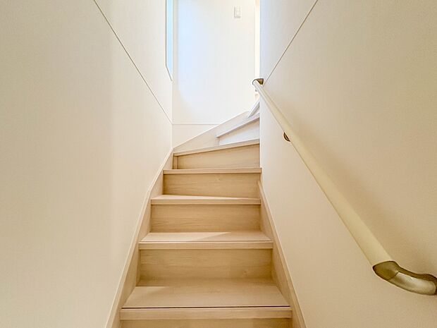 【手すり付階段】手すりがないと階段の昇り降りで危険なことはもちろん、壁に手をつきながら歩くことで壁紙が汚れやすくなります。すべての方に快適に昇り降りしていただくため、手すりを設置しました。