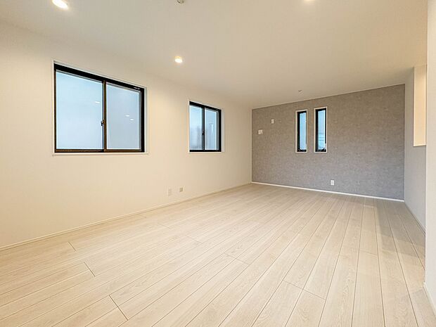 2号棟【LDK16.86帖】シンプルなデザインの家は風情がある。住む人のこだわりを感じる。外観も内装もいたってシンプル。居心地がよく、家事や趣味、子育てなどにも集中できる。家も人間も熟成する…