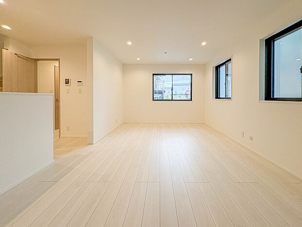 2号棟【LDK16.86帖】リビングにいるお子様と会話をしながら家事ができるカウンターキッチン。いま手があいているか、忙しそうなのか相手の様子を伺いながらコミュニケーションをとる訓練にもなり…