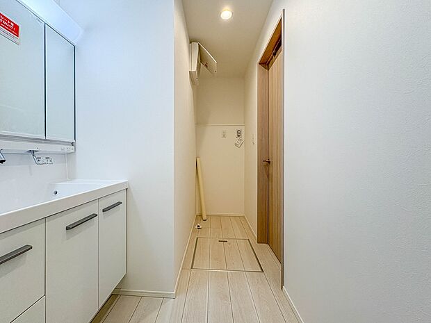 2号棟【脱衣所】洗面所は小さなプライベートスペース。歯磨き、洗顔と毎日施す個人空間。