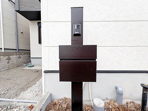 2号棟【郵便受け】録画機能を備えたカラーモニターと郵便受けの門柱