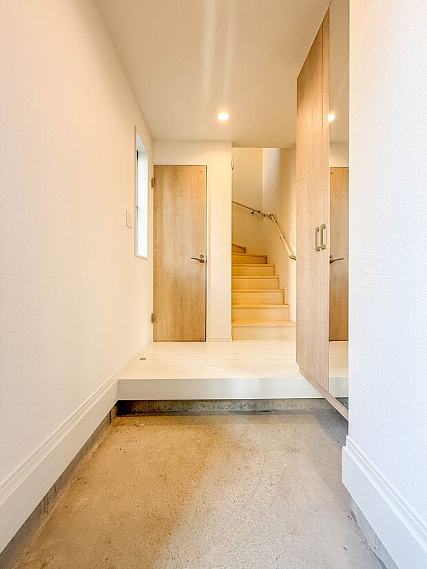 1号棟【玄関】玄関はおうちの顔と言われます。玄関アプローチは、外観デザインの印象を左右します。ご家族の個性を出しながら、素敵な玄関でお客様をお迎えしてください。