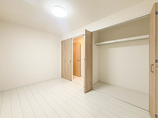 1号棟【洋室5帖】昨今のトレンドになりつつあるのが、広過ぎず、快適すぎない子ども部屋。勉強と寝るだけの部屋にすることで閉じこもりがなくなり、リビングで過ごす時間が増えると言われています。