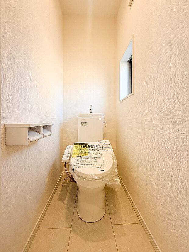 1号棟【トイレ】トイレ・ウォシュレット付。快適で衛生的な洗浄機能付温水シャワートイレです。