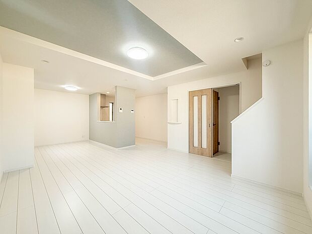 1号棟【LDK19帖】リビングにいるお子様と会話をしながら家事ができるカウンターキッチン。いま手があいているか、忙しそうなのか相手の様子を伺いながらコミュニケーションをとる訓練にもなります。…