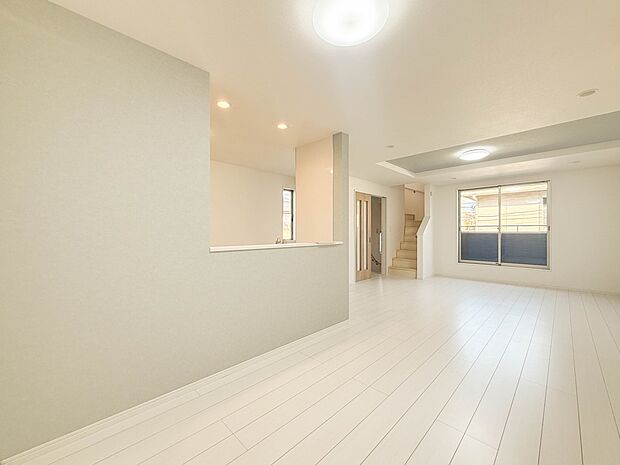 1号棟【LDK19帖】会話でホッとコミュニケーションできるリビング。料理でホッとハピネスになるキッチンなど。人をホッとさせる最新設備・仕様を採用しています。