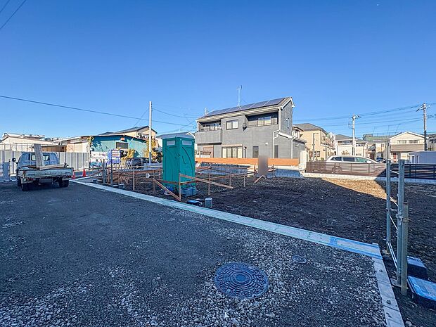 【現地土地写真】車の通行が少ないので、静かな住環境を維持することができます。