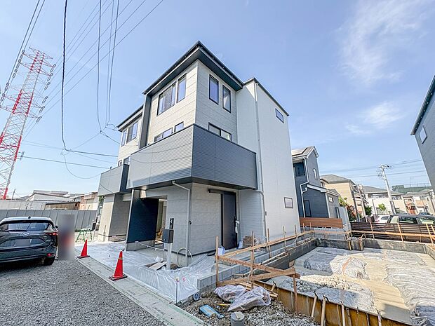【外観】家族の温かさと陽光の暖かさ、楽しい毎日と明るい未来を予感させる「空間が織り成すひとつ先の住み心地」を演出します。