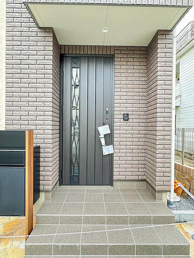 【玄関】玄関はおうちの顔と言われます。玄関アプローチは、外観デザインの印象を左右します。