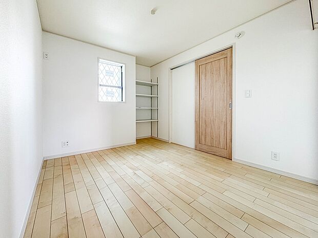 【子供部屋6帖】お子様のお部屋にぴったりなクロークを備えたフローリング仕様の洋室です。