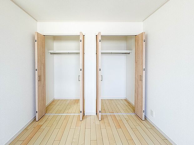 【収納 洋室6帖】各所に配置された収納スペースは、洋服や小物はもちろんのこと、掃除機や日用予備品・お子様のおもちゃなど様々な物を収納して頂ける便利なスペースです。