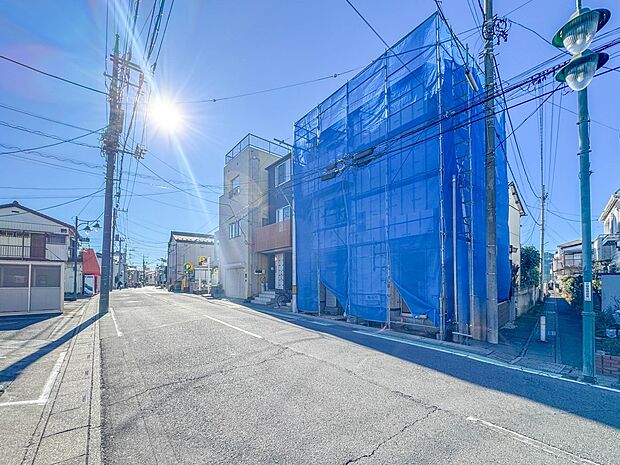 【前面道路8M】陽当り良く、ゆとりある道幅の前面道路。