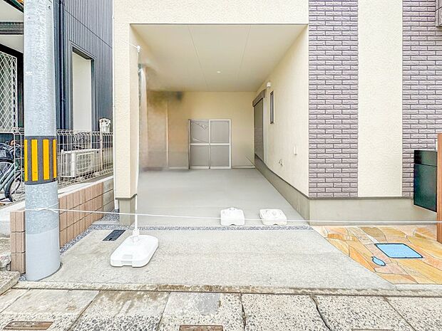 【駐車場】ビルトインガレージなら「野ざらし、雨ざらし、吹きさらし」になりません。汚れやいたみは減り、車の掃除もラクになります。