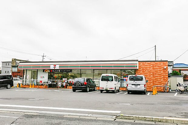 コンビニ 260m セブンイレブン川口芝4丁目店(セブンイレブンは近くて便利を掲げています。近くとは、心の近さ。便利とはモノが期待以上の品質でお客さまに届くこと。セブン銀行など新しいサービス…