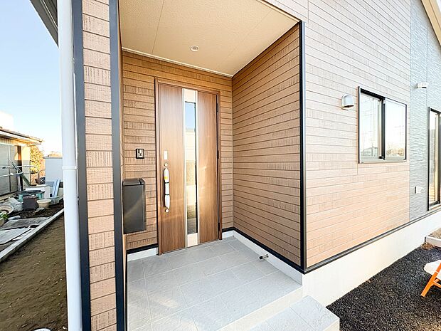 【玄関】家の顔となる玄関は、高いデザイン性が求められます。高級感と断熱性、防犯性に優れた玄関ドアを標準装備。ピッキング対策のセキュリティサムターン等、防犯に考慮しました。