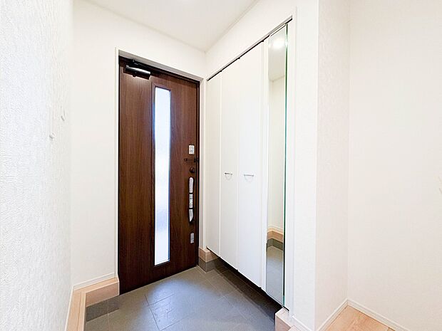 【玄関】大型のシューズボックスには靴やブーツ、サンダルはもちろん、ハンカチや手袋、バック類などのお出かけ用品、印鑑や朱肉なども収納可能です。