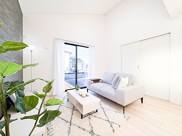 【リビング】  整然とした空間演出、快適な理想の暮らしの実現は家のみの拘りではなく、そこで暮らす方々にとって素敵な環境であることも挙げられると思います。四季折々の変化が奏でる鼓動を楽しんで下…