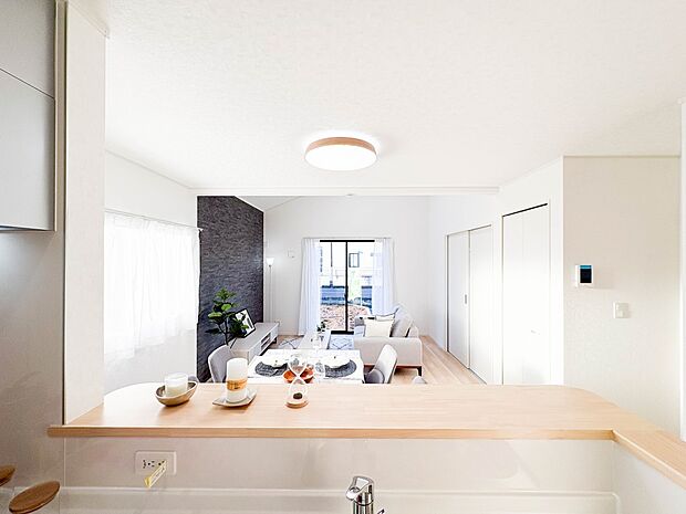 【キッチン】カウンターキッチンは広くて収納力もあるので、快適に料理をすることができます。食器や炊事用具を手の届くところに配置しやすいため調理もスピーディーですよ。