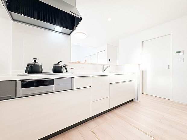 【キッチン】ナチュラルな自然光の中での調理。会話が弾む対面型キッチン。お洒落な食器類を余裕で収納できるスペース。動きやすい女性目線のキッチン動線。これからはお料理をつくる時間が劇的に変わりま…