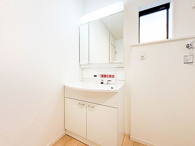 【洗面台】 十分な大きさの洗面台は、身だしなみチェックや歯磨きなど、朝の慌ただしい時間でもホテルライクなスペースで余裕とゆとりを感じて頂けます。