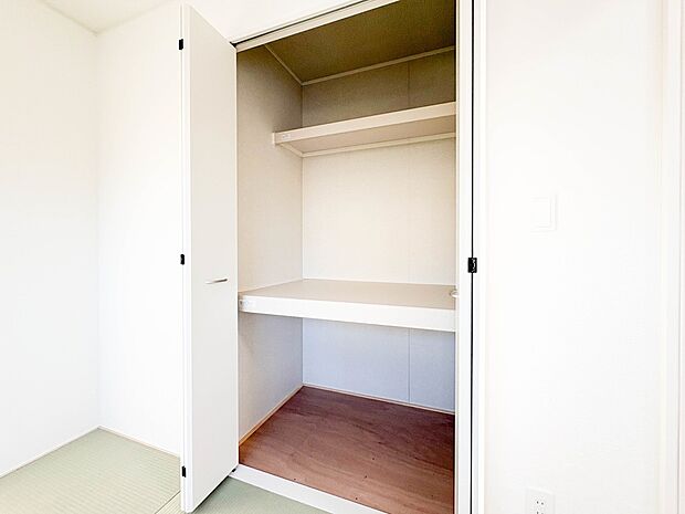 各所に配置された収納スペースは、洋服や小物はもちろんのこと、掃除機や日用予備品・お子様のおもちゃなど様々な物を収納して頂ける便利なスペースです。