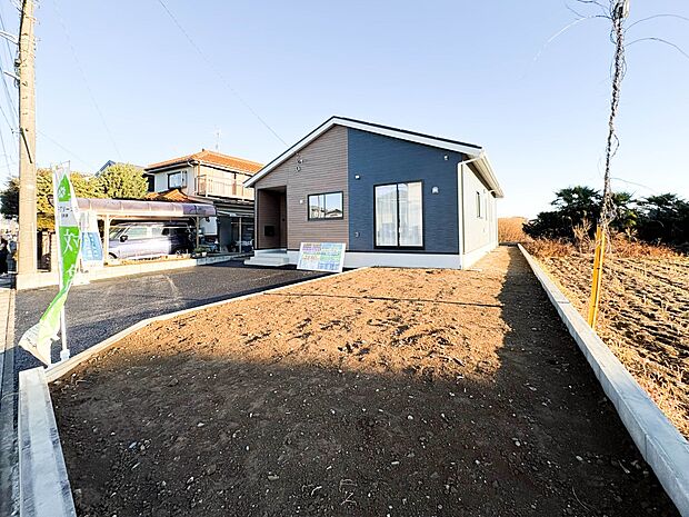 【外観】堂々たる趣ながら、主張し過ぎずどこか余裕を感じさせるシャープなフォルムで佇む邸宅は、晴天の空と照らし合わせる事で、本来あるべき完成形の姿を見せてくれます。