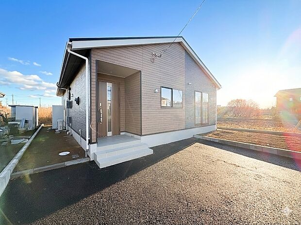 【外観】家族の温かさと陽光の暖かさ、楽しい毎日と明るい未来を予感させる「空間が織り成すひとつ先の住み心地」を演出します。