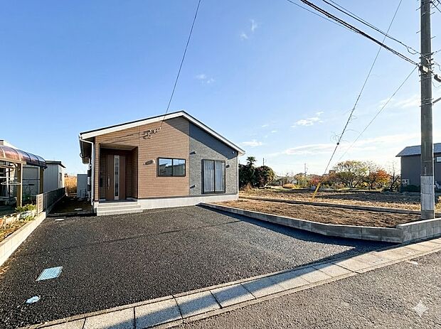 【駐車場】毎日の生活にマイカーが必須という方は、購入を検討する際、駐車場があることは大事な条件です。毎日の通勤や家族の送迎、買い物やお出かけなどクルマのある暮らしを満喫したい方は要チェック。…