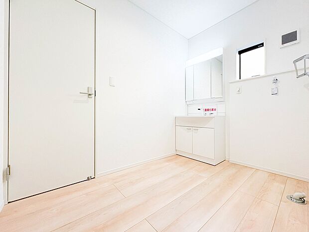 【脱衣所】脱衣所、洗面所は小さなプライベートスペース。歯磨き、洗顔と毎日施す個人空間。