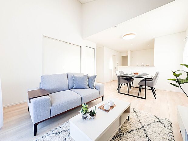 【LDK 16.5帖】  整然とした空間演出、快適な理想の暮らしの実現は家のみの拘りではなく、そこで暮らす方々にとって素敵な環境であることも挙げられると思います。四季折々の変化が奏でる鼓動を…